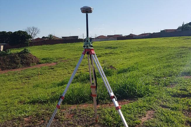 Equipamento topográfico em levantamento de campo