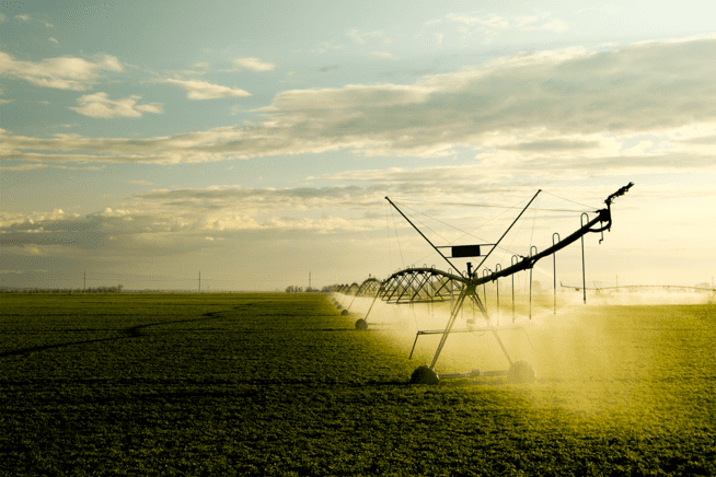 Pivô de irrigação em lavoura, uso de recursos hídricos